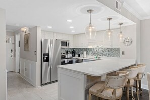 冰箱、微波炉、烤箱、炉灶