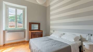 4 bedrooms, iron/ironing board, WiFi, bed sheets