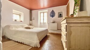 4 slaapkamers, een bureau, een strijkplank/strijkijzer, reisbedje