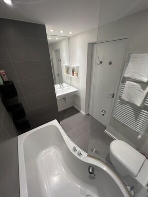 Handtücher, Seife, Toilettenpapier