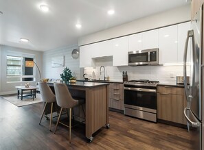 ثلاجة، ميكروويف، فرن، موقد طهي مسطح