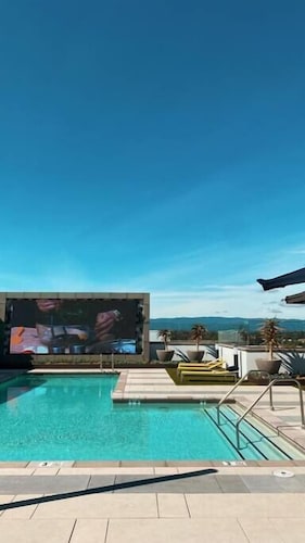 Modern Luxe Apartment in Heart of Silicon Valley