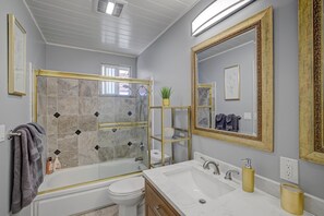Ein modernes Badezimmer mit Badewanne, Toilette und Waschbecken.