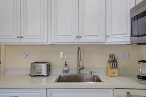 Réfrigérateur, micro-ondes, plaque de cuisson, cafetière/bouilloire