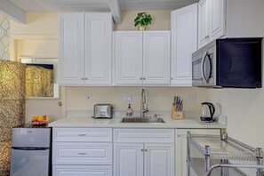 Fridge, microwave, stovetop, coffee/tea maker