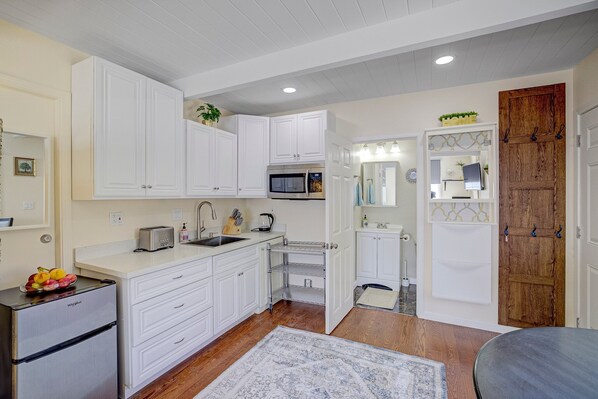 Fridge, microwave, stovetop, coffee/tea maker