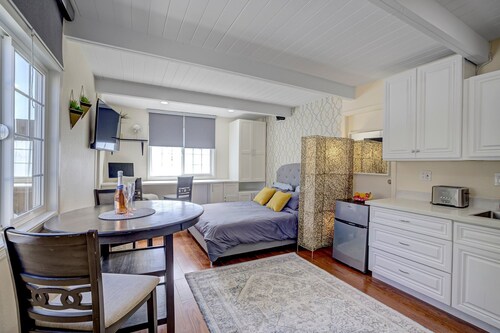 Remodeled Studio w/Fast Wi-Fi in Heart of Bay Area