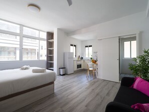 Tabla de planchar con plancha, wifi gratis y ropa de cama 