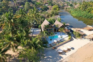 Vista frontal de la propiedad