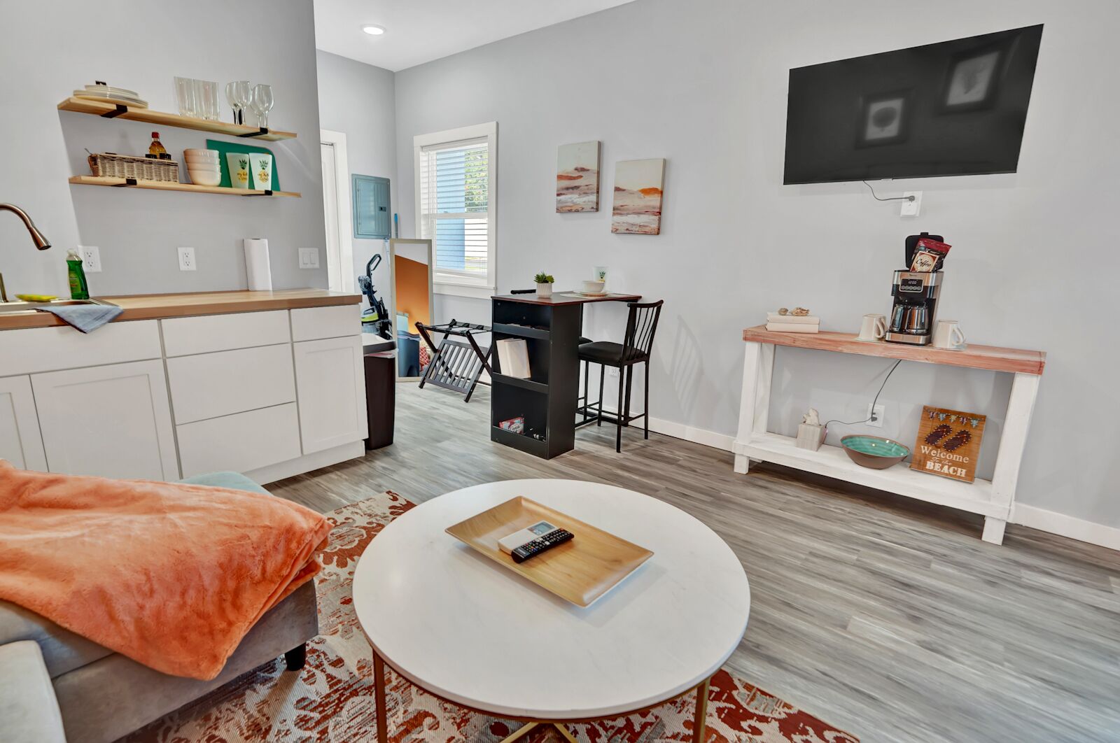 Studio Suite | Trang trí khác biệt, trang bị nội thất với thiết kế riêng biệt, bàn 