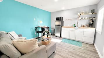 Kamar Single Standar | Didekorasi berbeda-beda dan dilengkapi dengan perabotan berbeda-beda