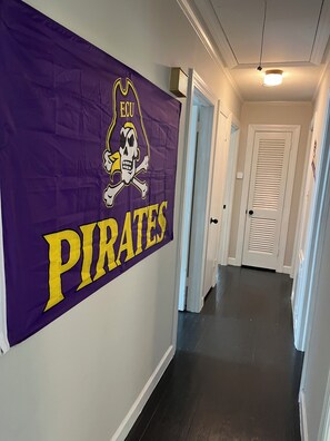 Interior - 1.2 Miles from ECU Campus just off 10th, Fully equipped 3Bed / 2Bath House. (Greenville)