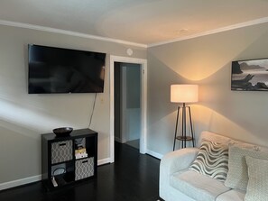 Smart TV - 1.2 Miles from ECU Campus just off 10th, Fully equipped 3Bed / 2Bath House. (Greenville)