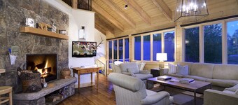 Mountain Majesty / Family Home with Forever Views and Walking Distance to Slopes