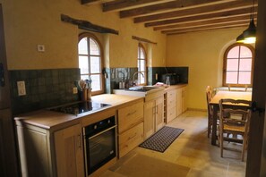 Fridge, microwave, oven, stovetop - Maison de Campagne à 15 Minutes du Circuit des 24h (Fay)