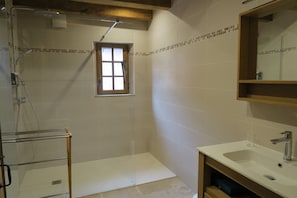 Douche, sĂšche-cheveux, serviettes fournies, papier toilette