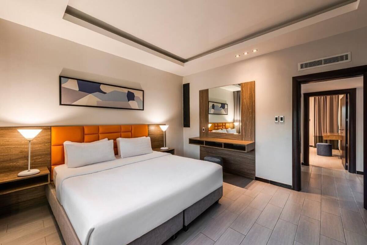 Minibar, cortinas blackout y sistema de insonorización 