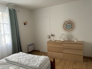 3 bedrooms, iron/ironing board, travel cot