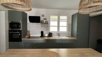 KĂŒhlschrank, Mikrowelle, Ofen, Herdplatte