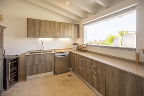 ثلاجة، ميكروويف، فرن، غسالة أطباق