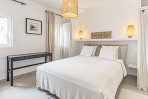 6 chambres, fer et planche à repasser