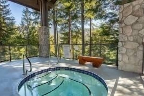 Shared Outdoor Hot tub