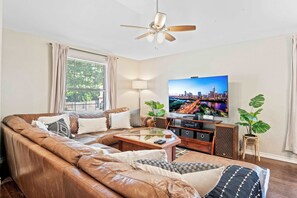 Een televisie, een open haard en een kantoor