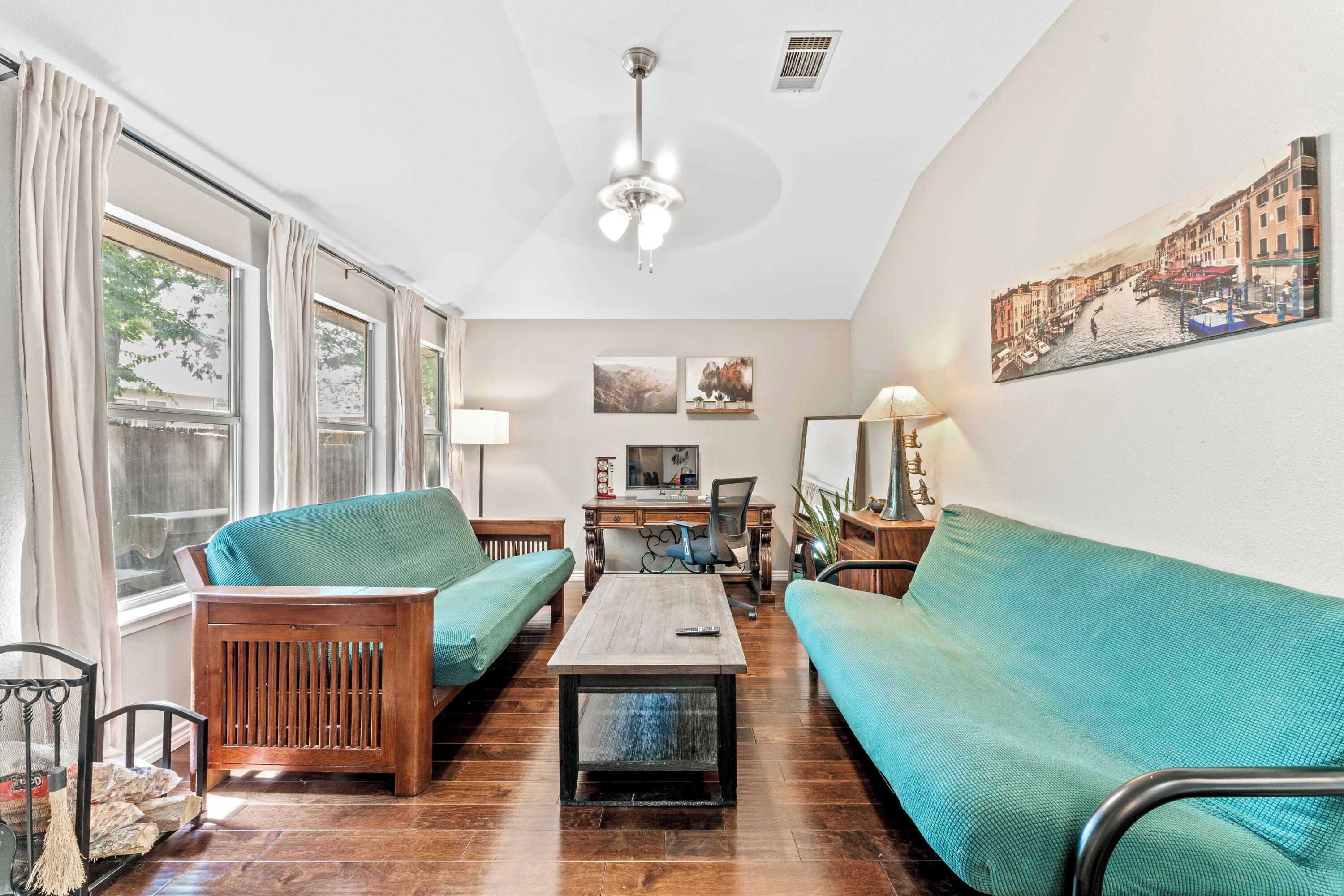 Een televisie, een open haard en een kantoor