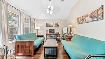 Een televisie, een open haard en een kantoor