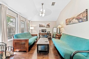 Een televisie, een open haard en een kantoor