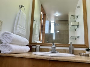 Superior Apartment | Bathroom | Towels, shampoo, toilet paper - Roma Norte View Castle Chapultepec (Mexico City)