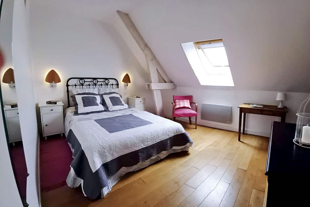 1 bedroom, in-room safe, iron/ironing board, free WiFi