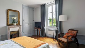 Classic Room | In-room safe, iron/ironing board (on request), WiFi (free) - Le Jardin des Lys (La Roche-Posay)