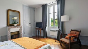 Coffres-forts dans les chambres, fer et planche à repasser