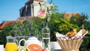 Daily continental breakfast for a fee - Le Jardin des Lys (La Roche-Posay)