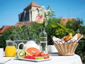 Petit déjeuner continental (13 EUR par personne)