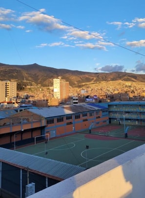 Dormitorio compartido clásico, varias camas, baño compartido, vista a la ciudad | Terraza o patio