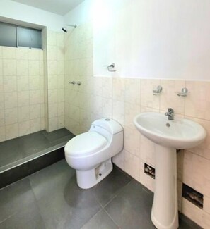 Dormitorio compartido clásico, varias camas, baño compartido, vista a la ciudad | Baño | Regadera, regadera tipo lluvia, toallas