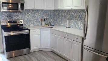 冰箱、微波炉、烤箱、炉灶