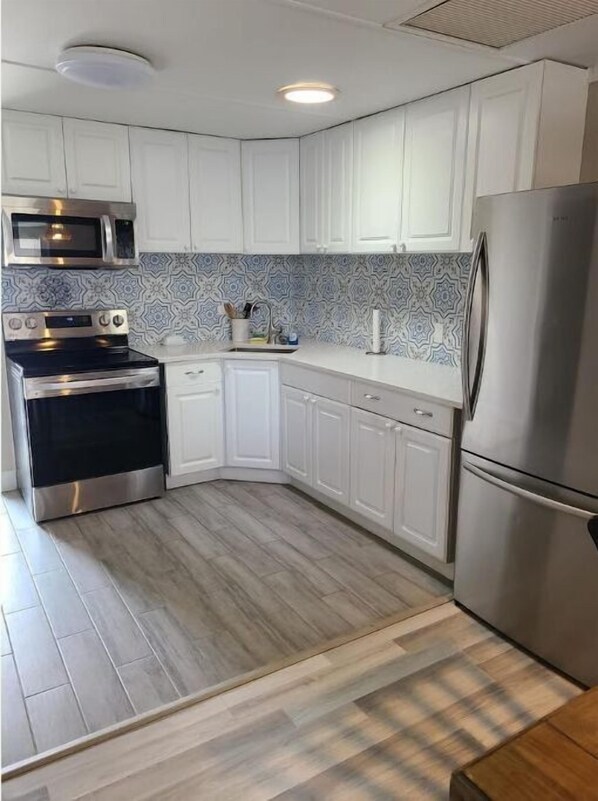 Kühlschrank, Mikrowelle, Ofen, Herdplatte