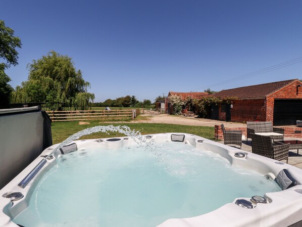 Outdoor spa tub - Holly Cottage (Lincoln)