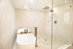 Shower, soap, toilet paper - Fabulous Home Stone Harbor with POOL. Walking distance to shops and restaurants (Stone Harbor)