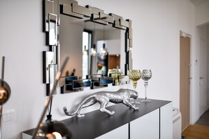 华丽公寓 | 起居区 | 100-厘米智能电视 （配备数码频道）、电视