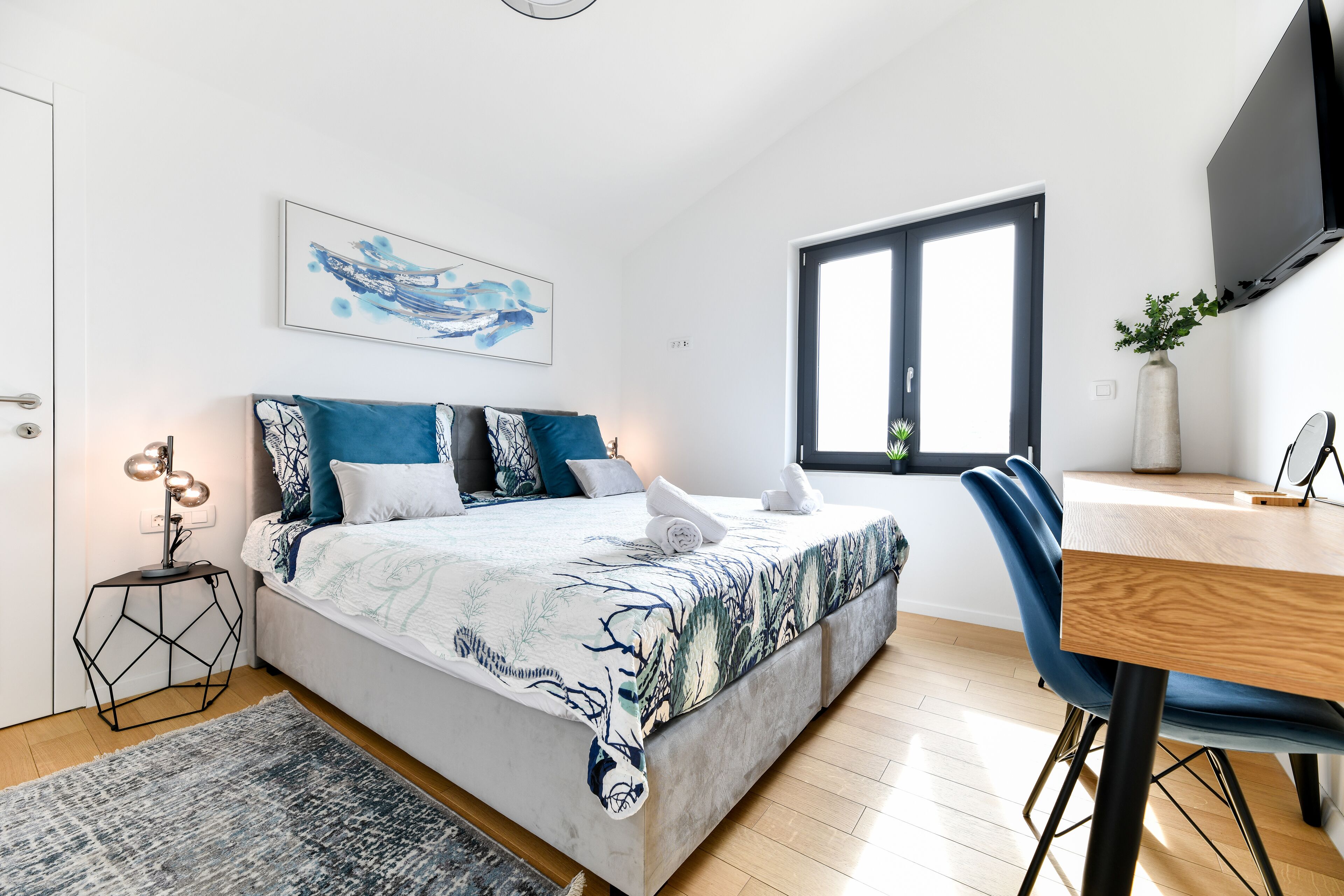 Deluxe Apartment | 2 bedrooms, in-room safe, individually decorated, individually furnished