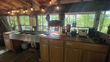 Stovetop, coffee/tea maker, cookware/dishes/utensils, spices