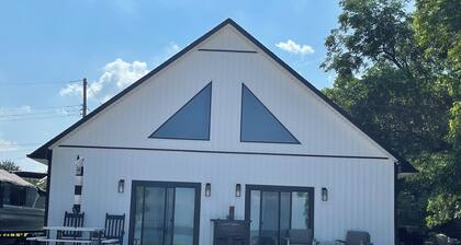 Lake house with a view just minutes away from Beach, Bars and local venues