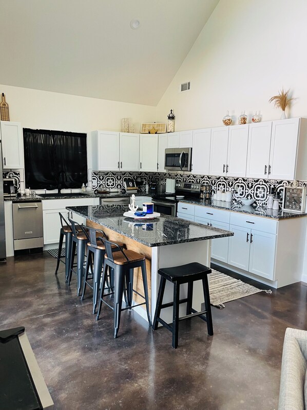 冷蔵庫、電子レンジ、オーブン、食器洗い機