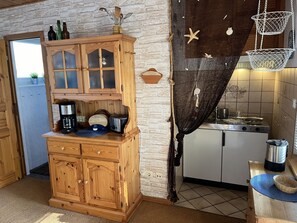 Kühlschrank, Toaster, Hochstuhl, Kochgeschirr/Geschirr/Besteck