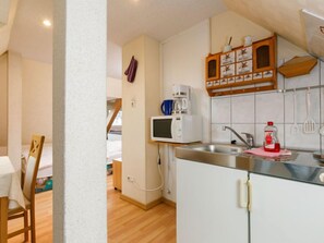 Kühlschrank, Mikrowelle, Kochgeschirr/Geschirr/Besteck