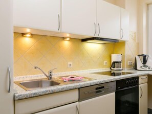 Køleskab, opvaskemaskine, brødrister, højstol